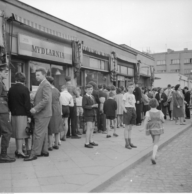 Puławska 47, kolejka po lody, 1961