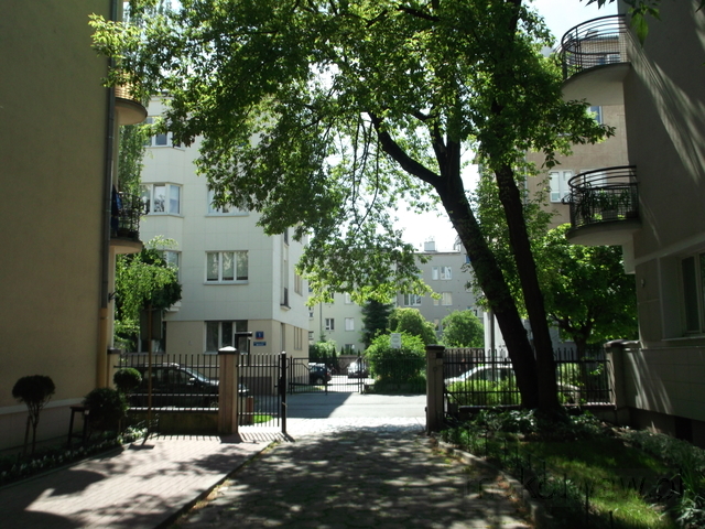 Widok z podwórka Opoczyńskiej 2 w kierunku Kieleckiej