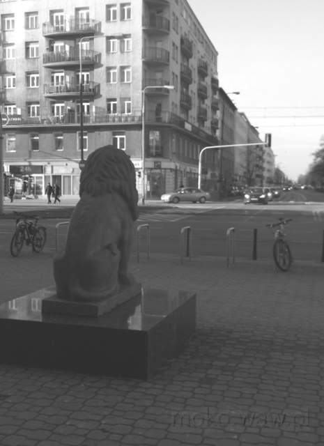 Lew przed d. kinem Moskwa, 2018