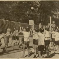 Półkolonje w parku Giżyckiego. Gra w siatkówkę. 1930