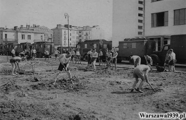 Woronicza, szkoła, boisko, ok. 1941