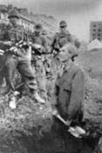 Kobieta kopie grób, ul. Dworkowa 1944