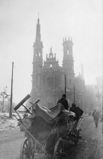 Pl. Zbawiciela, 1945