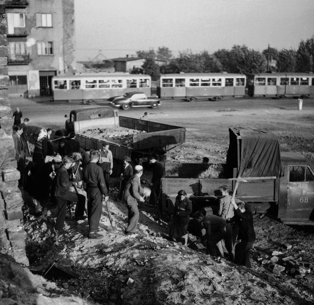 Rozbiórka gruzów, w tle Puławska 83, tramwaj - 1955