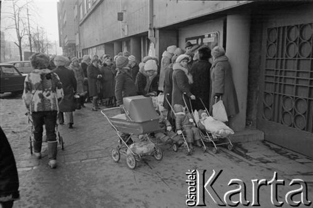 Puławska 24b, kolejka do sklepu, 1981
