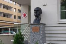 Pomnik Kemala Ataturka, Rakowiecka 19