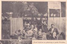Przed wejściem, 1930